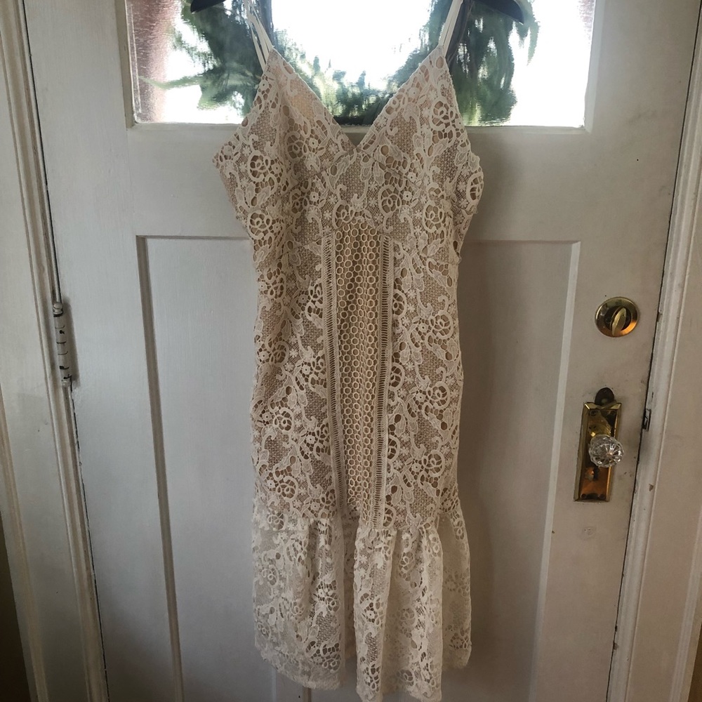 Dreamy Romeo + Juliet off-White lace dress